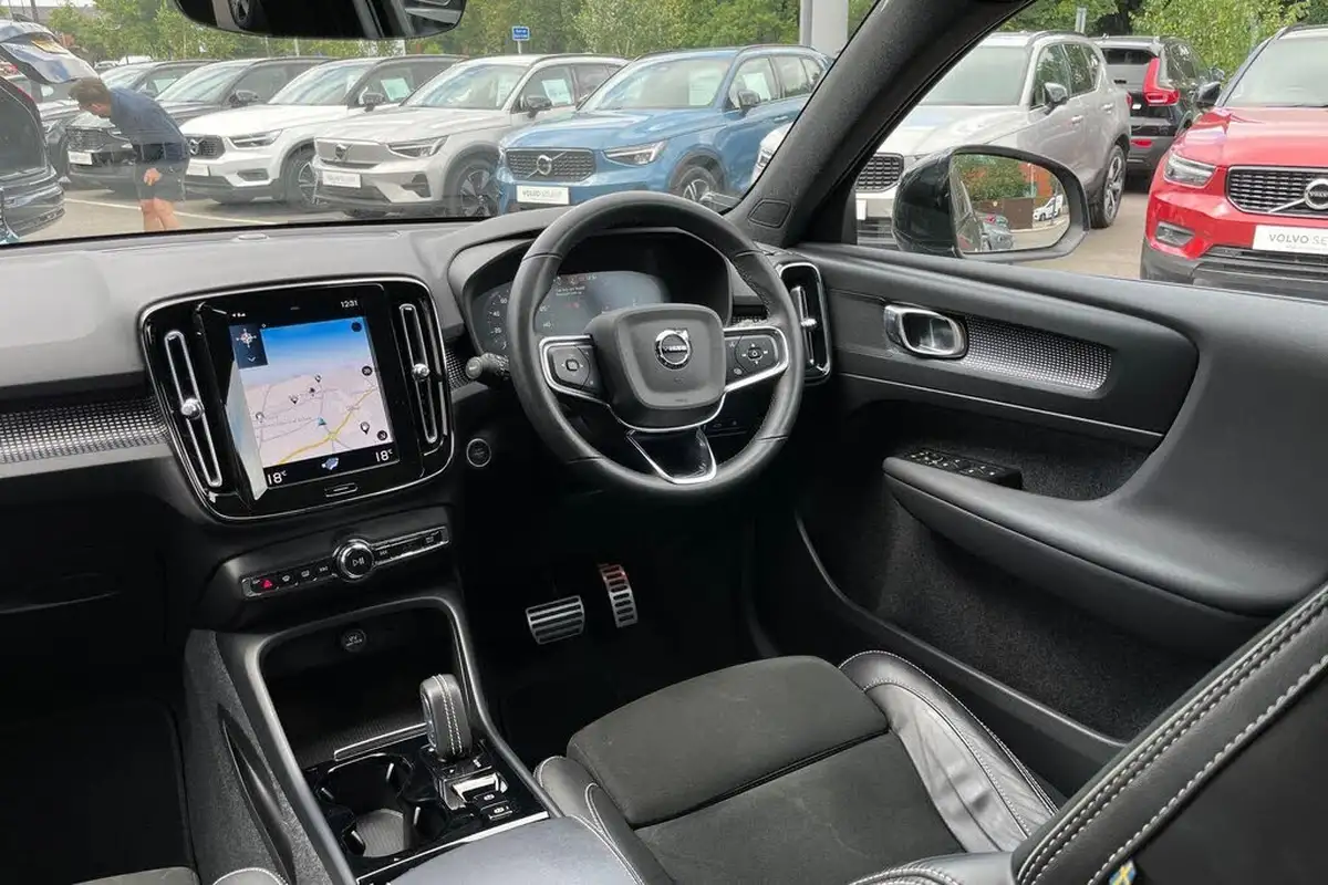 2022-volvo-xc40-15-t4-r-design-big-31