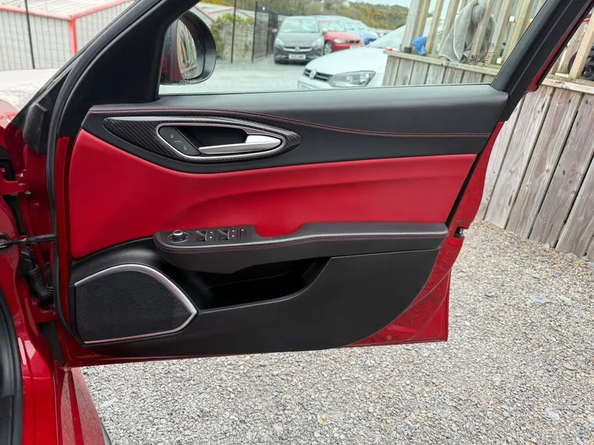 2017-alfa-romeo-giulia-29-biturbo-quadrifoglio-big-49