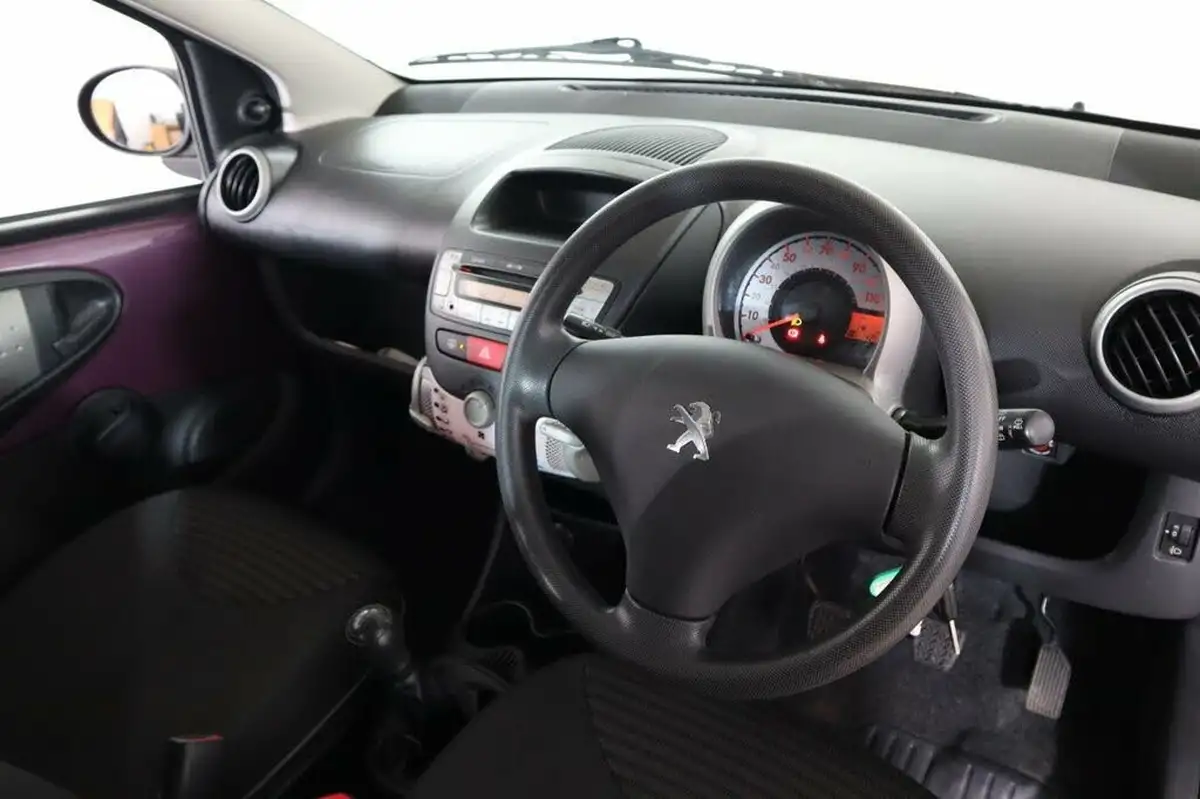 2013-peugeot-107-10-active-3d-big-12