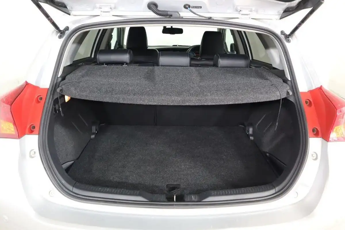 2014-toyota-auris-16-excel-hatchback-multidrive-s-big-8