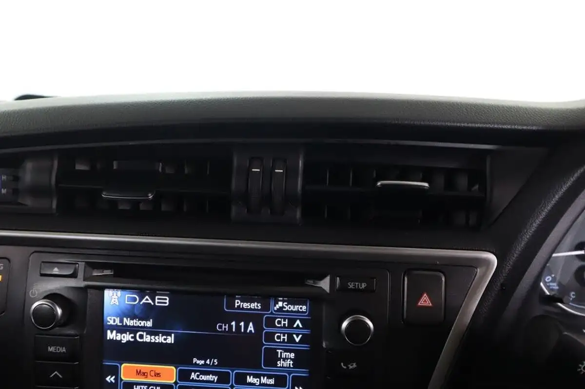 2014-toyota-auris-16-excel-hatchback-multidrive-s-big-36