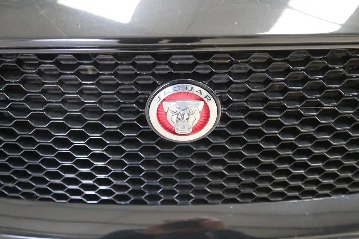 2020-jaguar-f-pace-20-i4d-chequered-flag-180ps-big-8