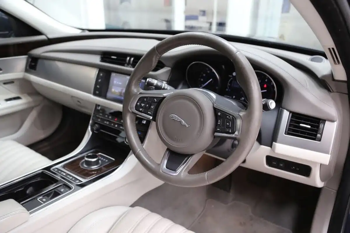 2017-jaguar-xf-20i-portfolio-200ps-saloon-4d-1999cc-big-2
