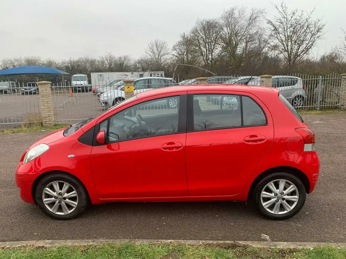 2009-toyota-yaris-133-tr-5d-big-3