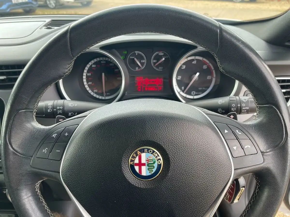 2015-alfa-romeo-giulietta-20jtdm-2-qv-line-175bhp-alfa-tct-big-8