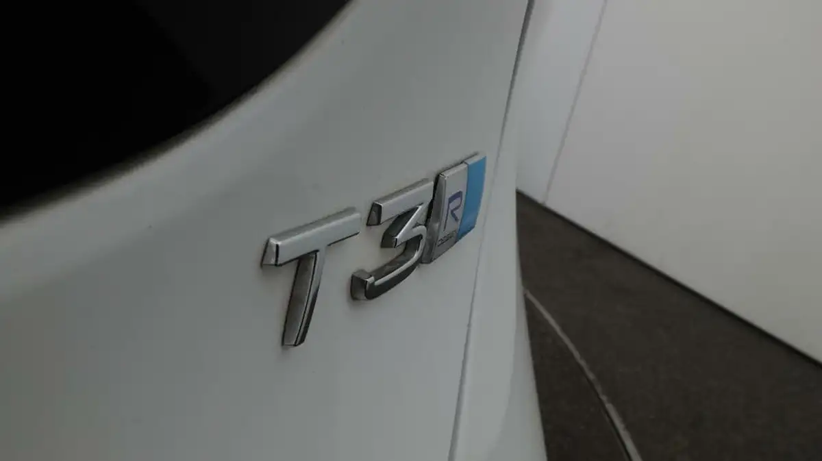 2018-volvo-v40-20-t3-r-design-nav-plus-big-21