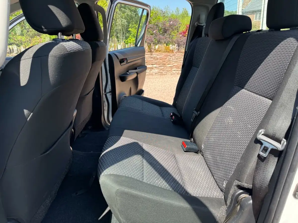 2019-toyota-hi-lux-24d-4d-active-150hpeu6dt-e-32t-double-pick-up-big-10
