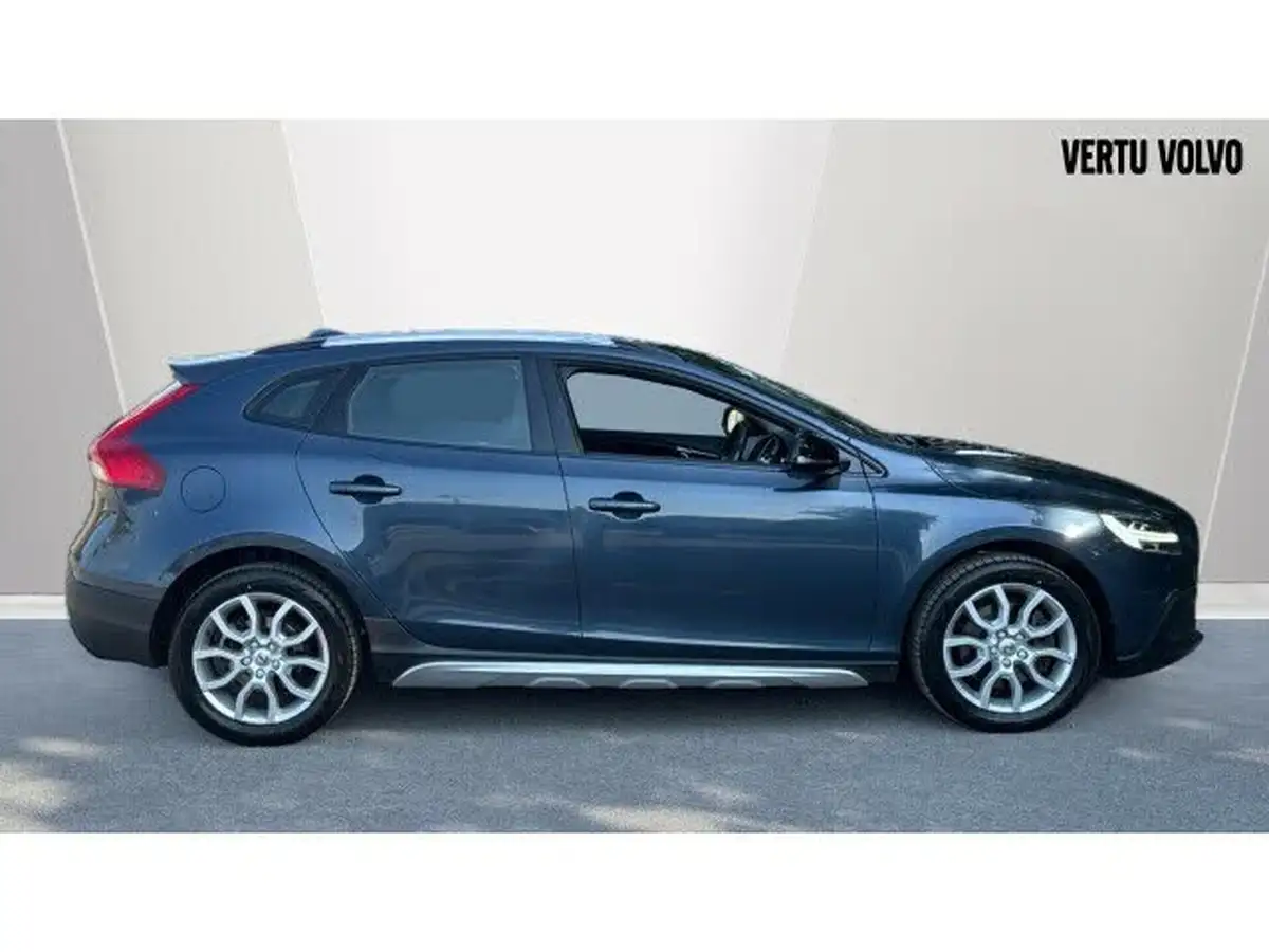 2016-volvo-v40-20-t3-cross-country-pro-big-2