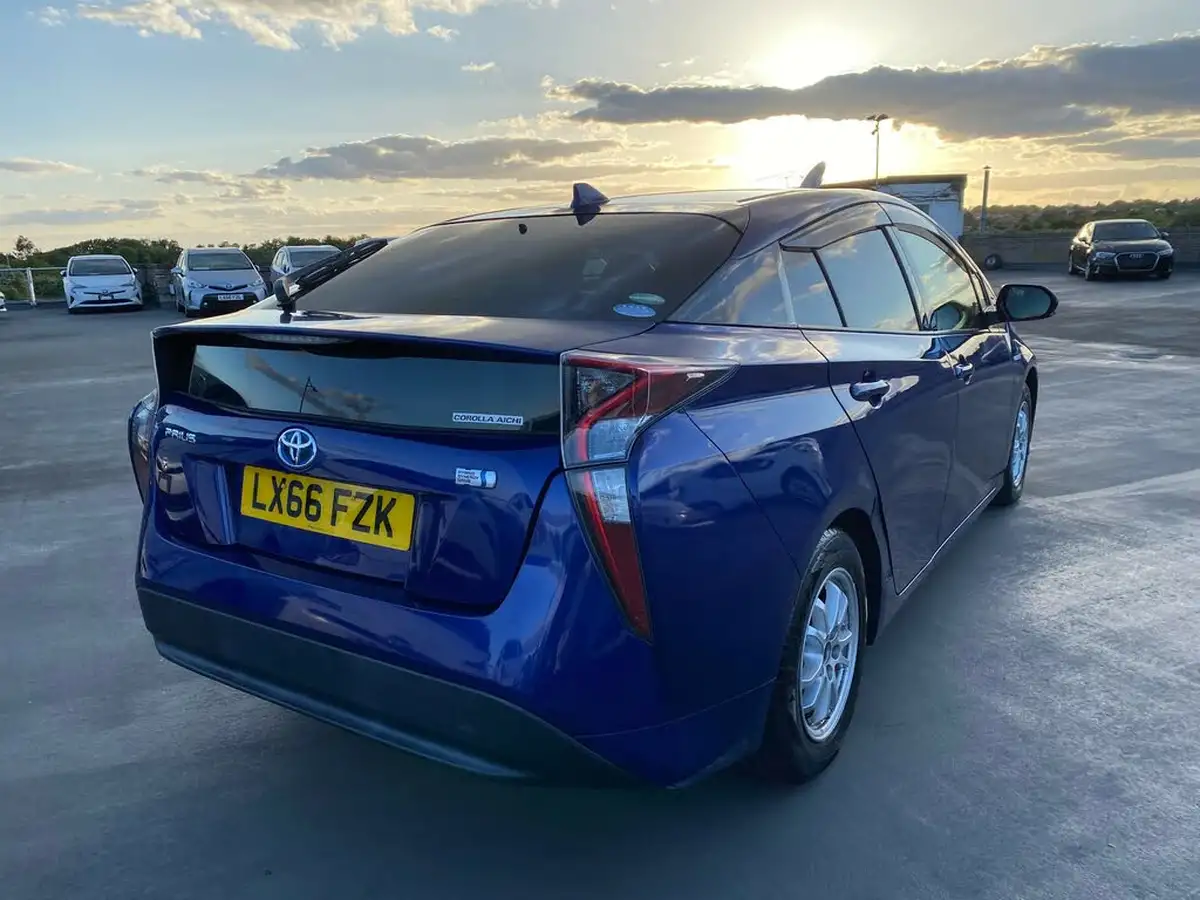 2016-toyota-prius-big-16