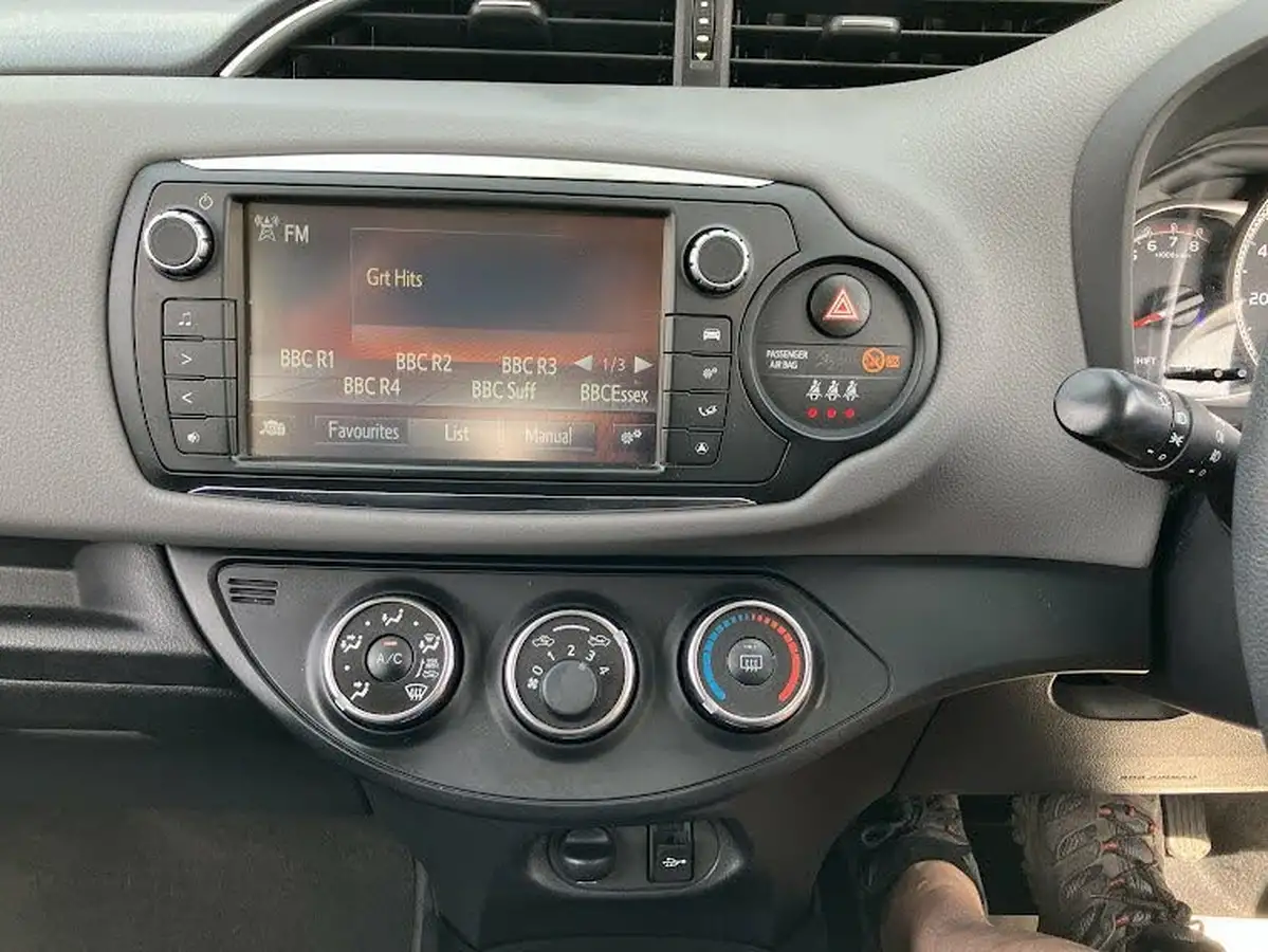 2015-toyota-yaris-133-icon-vvt-i-5d-big-14
