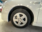 2011-toyota-prius-small-12