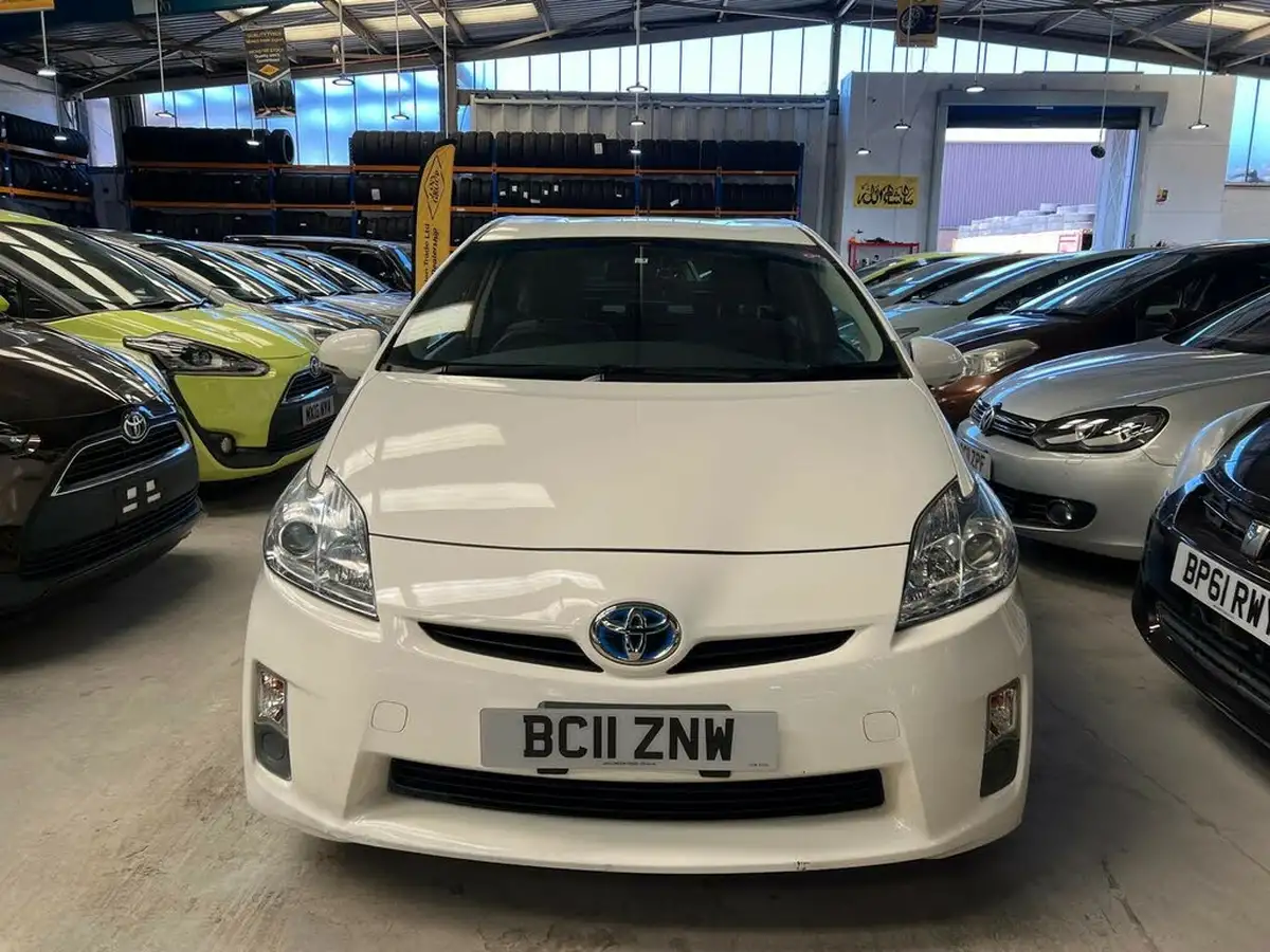 2011-toyota-prius-big-1