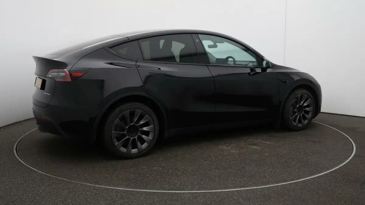 2022-tesla-model-y-e-long-range-big-50