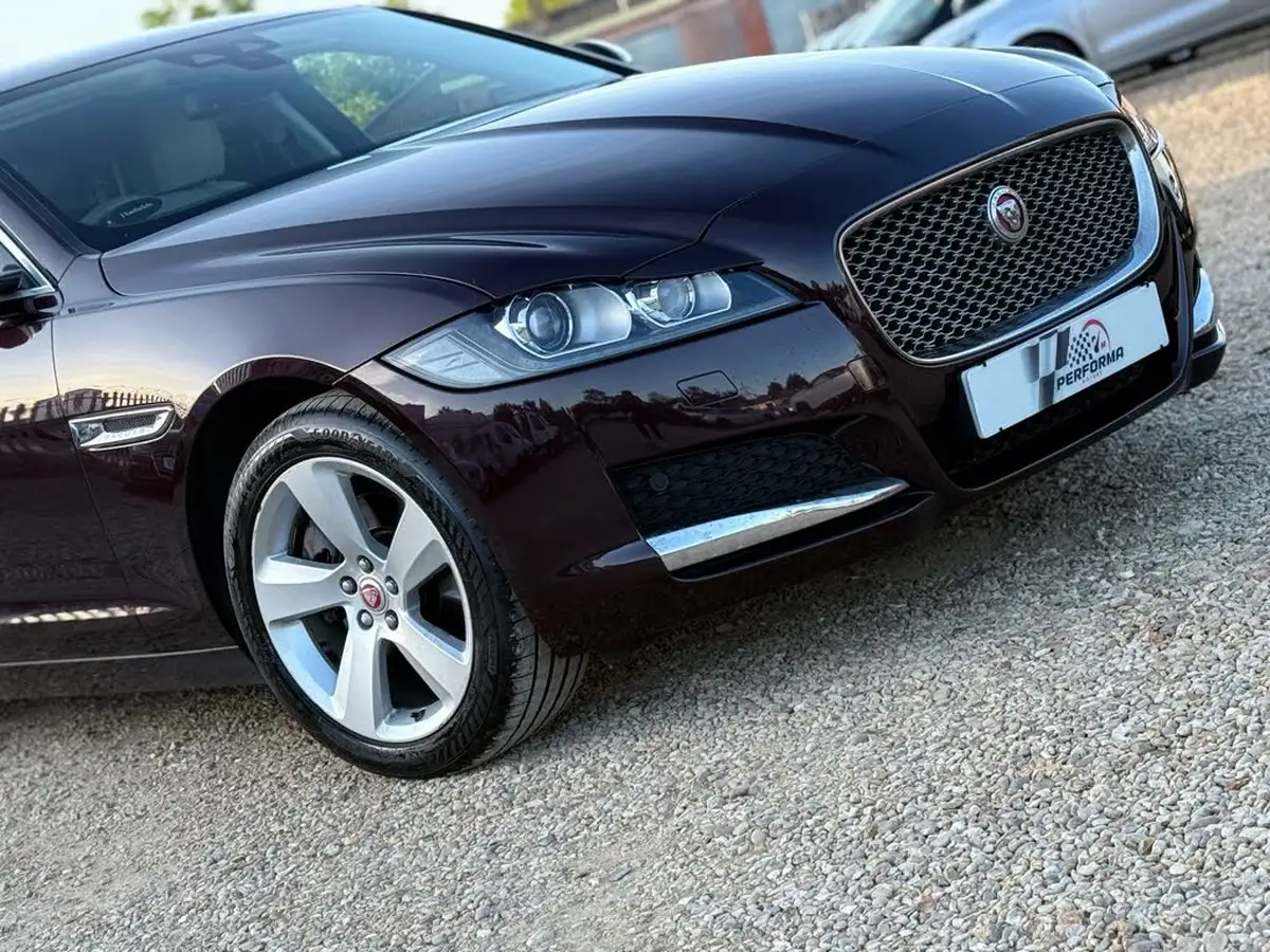 2017-jaguar-xf-20td-portfolio-180ps-awd-saloon-4d-1999cc-auto-big-6