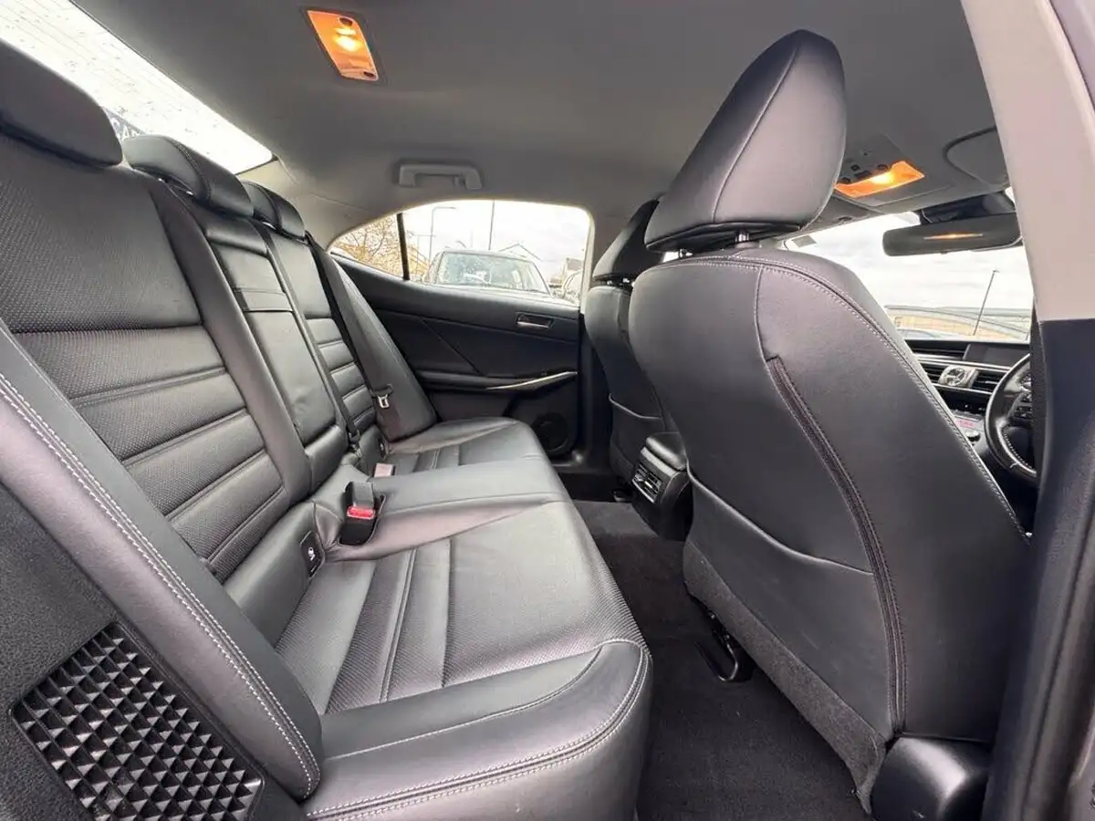 2017-lexus-is-300h-25-advance-big-10