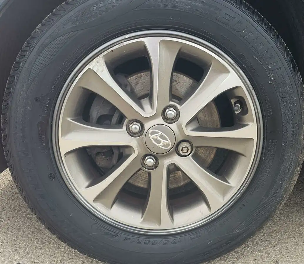 2015-hyundai-i10-12-premium-big-19