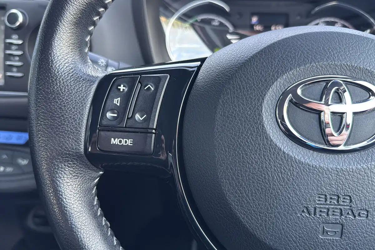 2018-toyota-yaris-15-vvt-i-icon-navi-hybrid-big-14