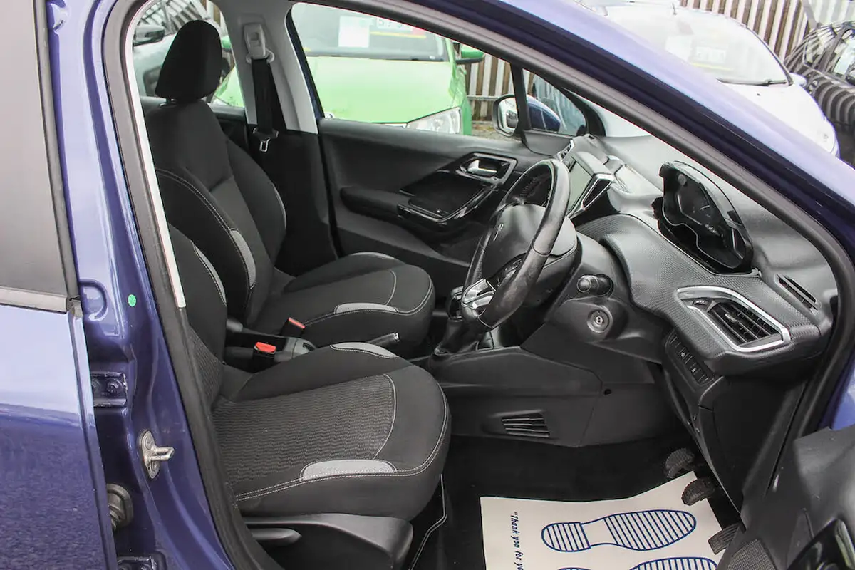 2016-peugeot-208-12-puretech-active-82bhp-5d-big-14