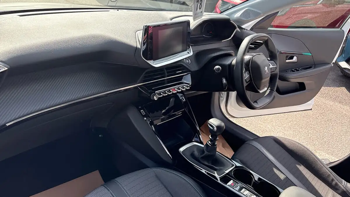 2021-peugeot-208-12-puretech-allure-100bhp-big-11