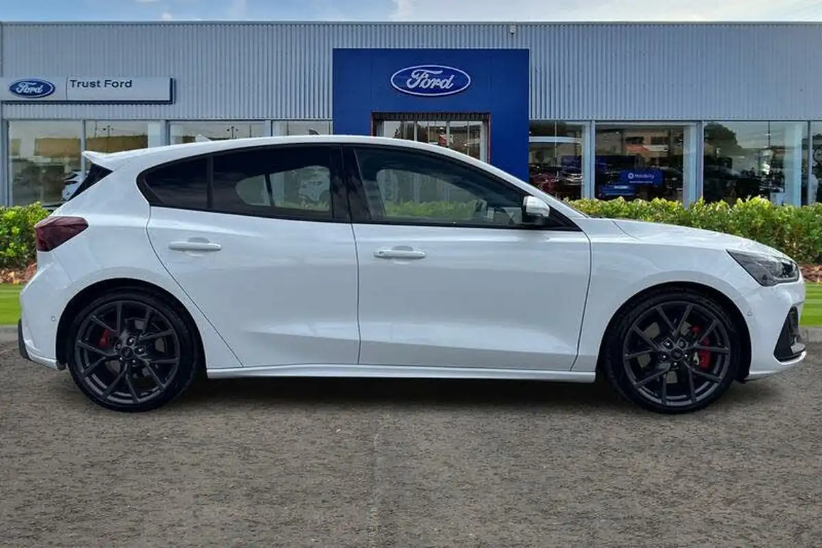 2022-ford-focus-23t-st-hatchback-big-2