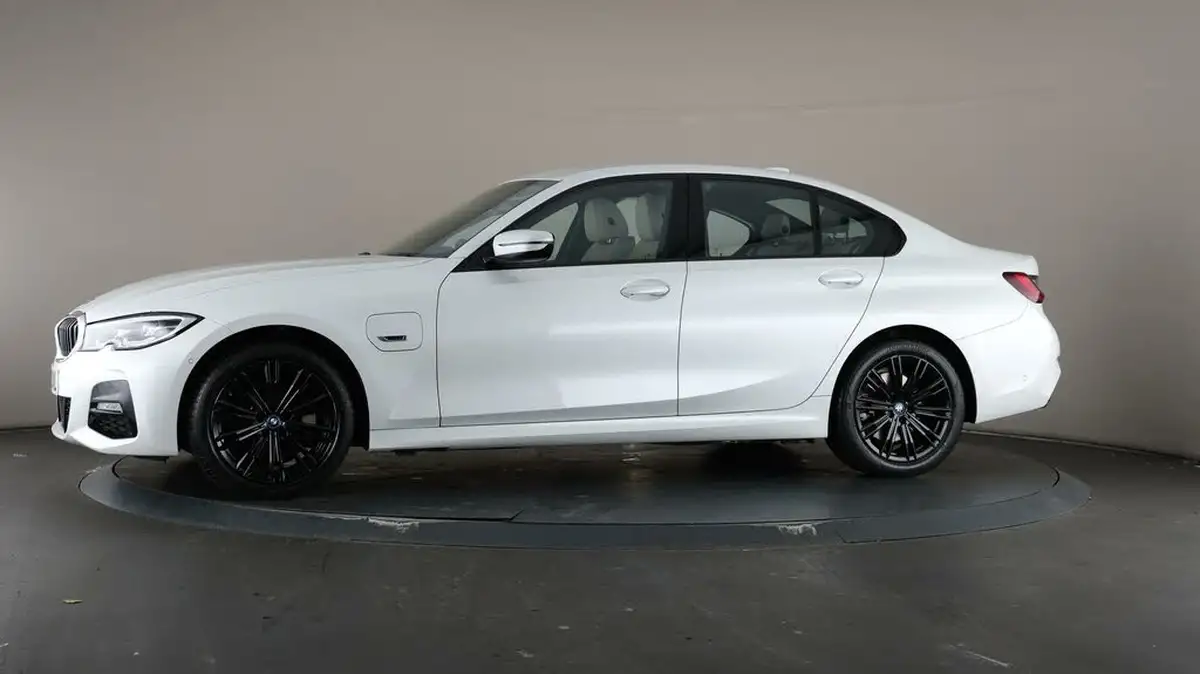 2022-bmw-3-series-20-330e-m-sport-pro-pack-saloon-4d-big-39
