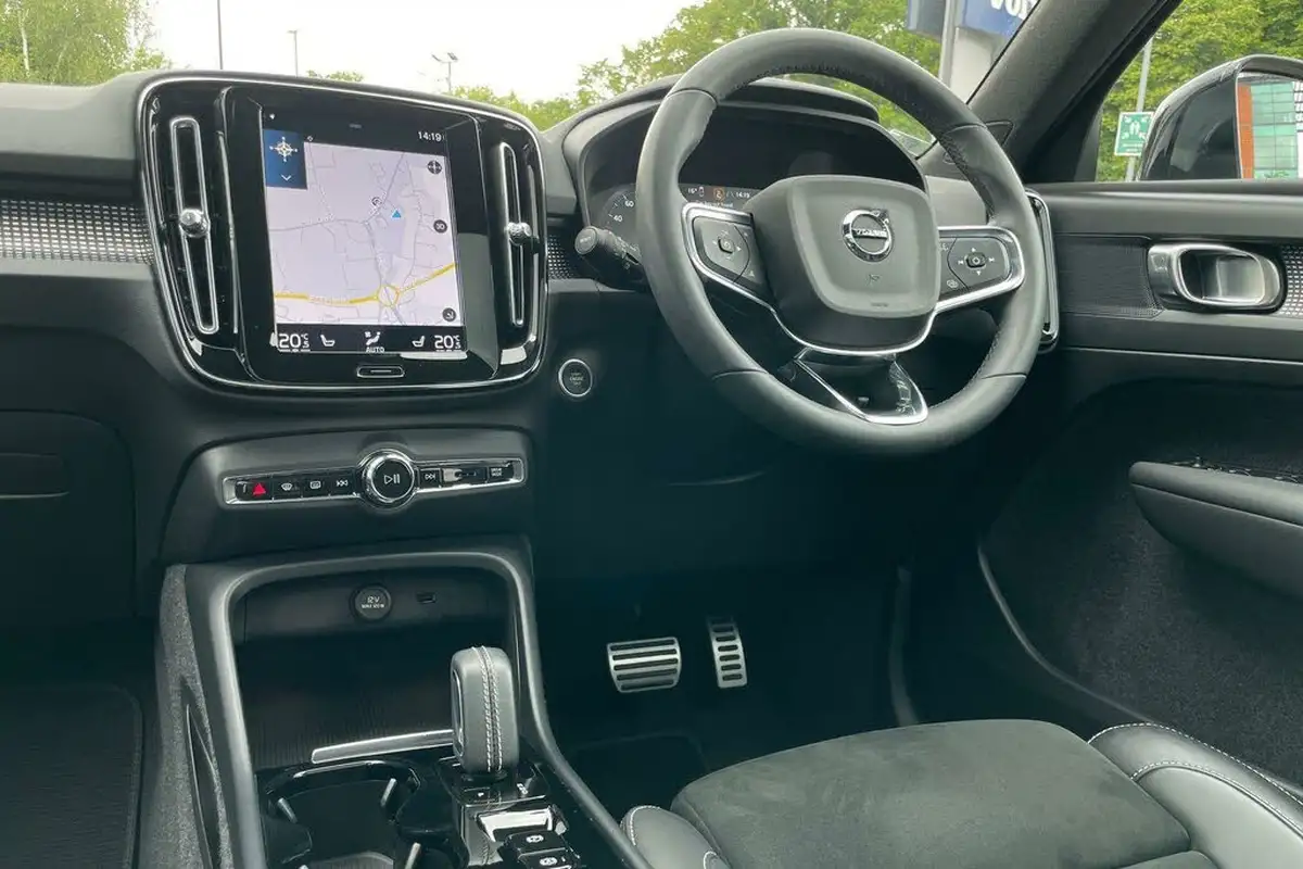 2022-volvo-xc40-15-t4-r-design-big-33