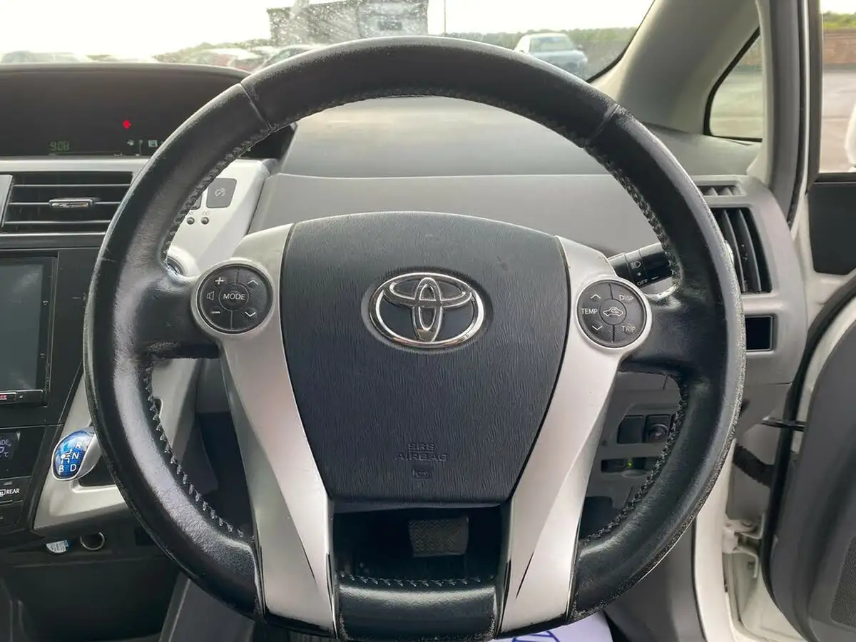 2015-toyota-prius-big-21