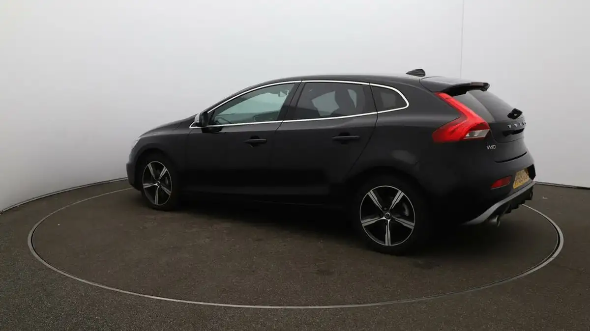 2019-volvo-v40-20-t2-r-design-edition-big-34