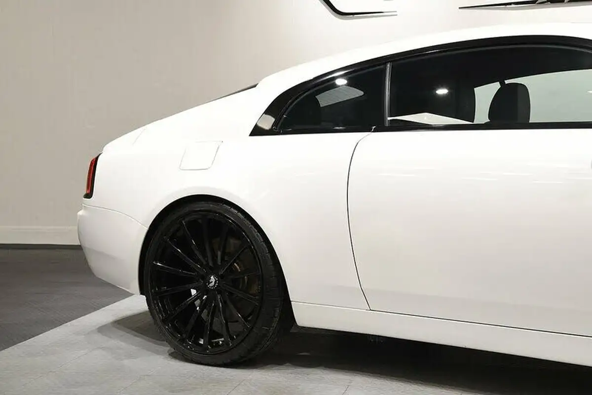 2017-rolls-royce-wraith-66-no-trim-big-45