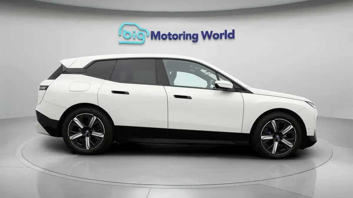 2022-bmw-ix-e-xdrive-40-m-sport-big-8