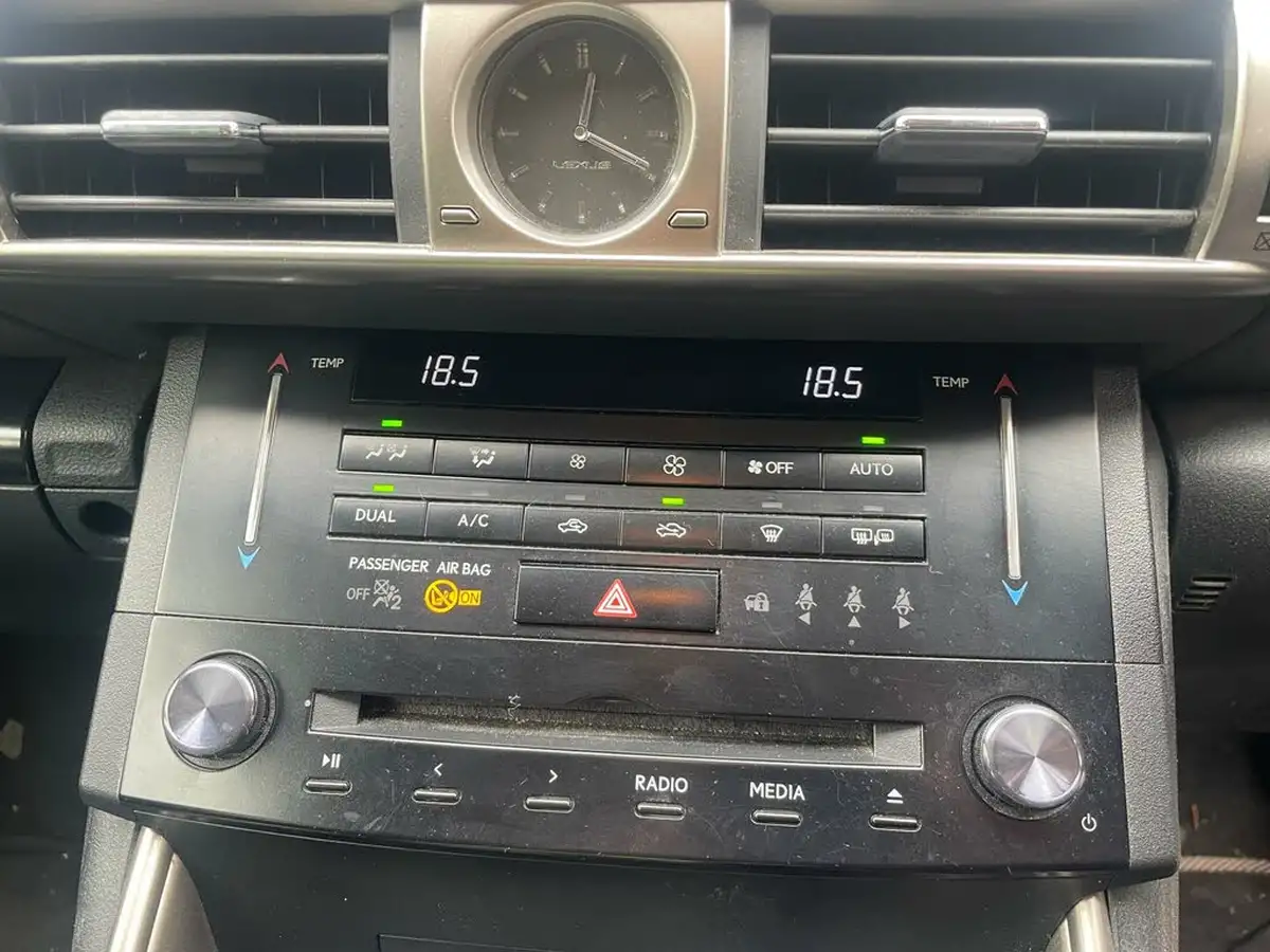 2013-lexus-is-300h-25-luxury-big-11