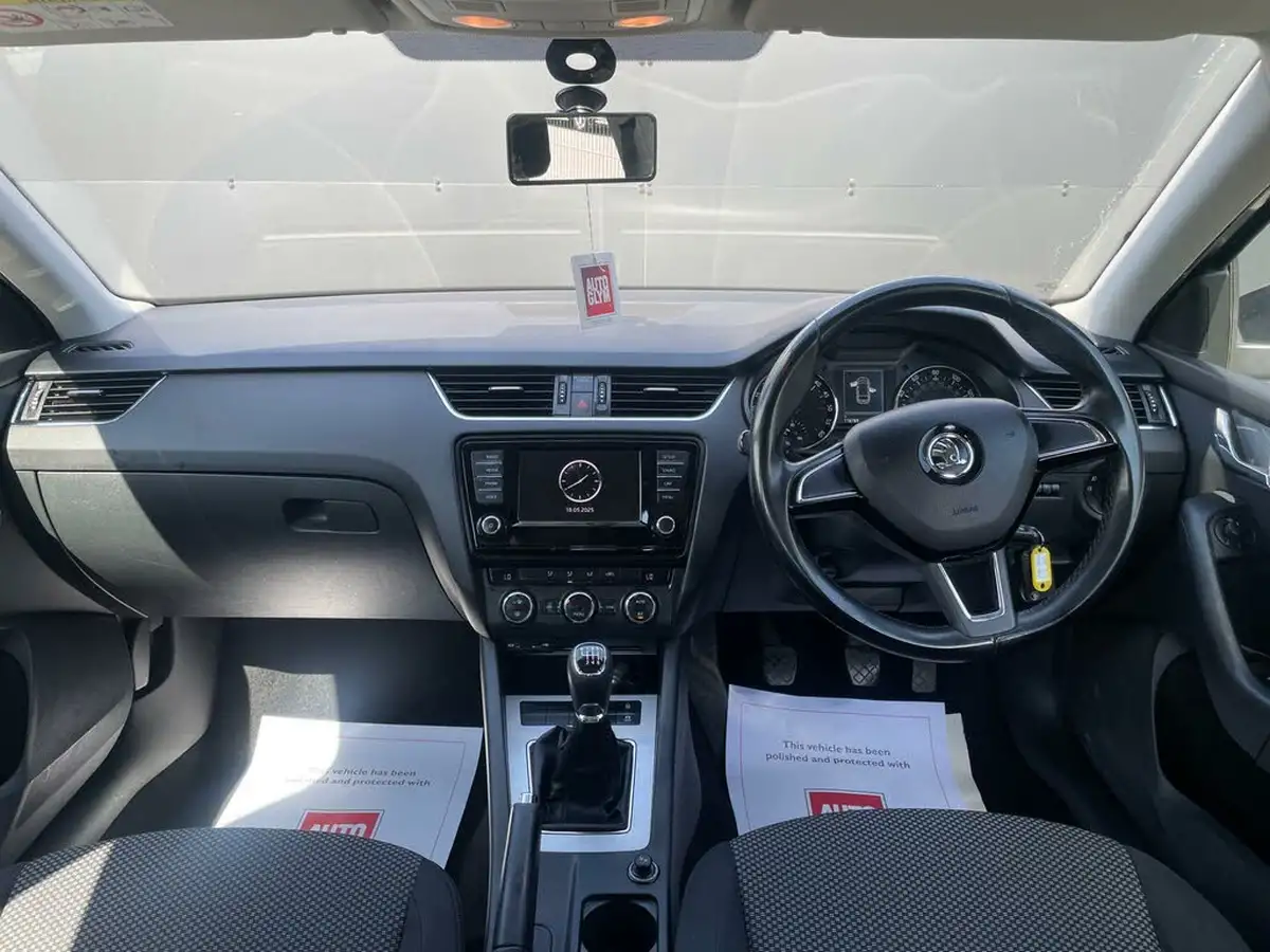 2016-skoda-octavia-20tdi-se-estate-big-37