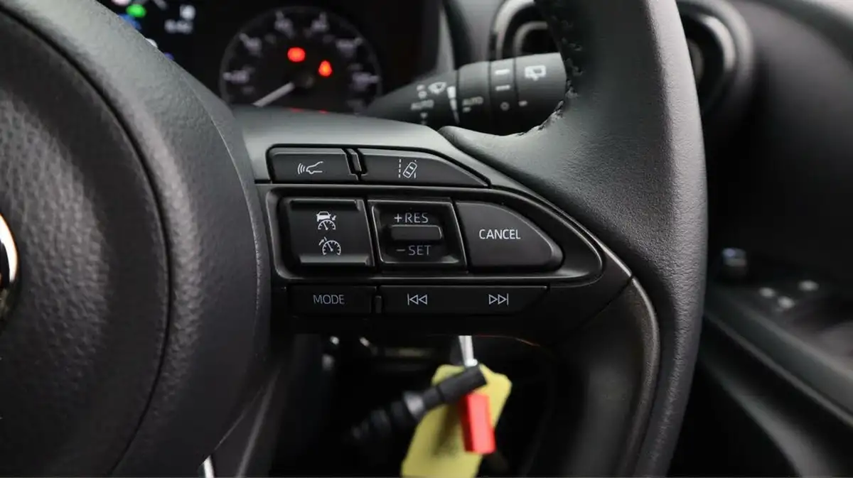 2023-toyota-yaris-15-vvt-i-icon-big-25