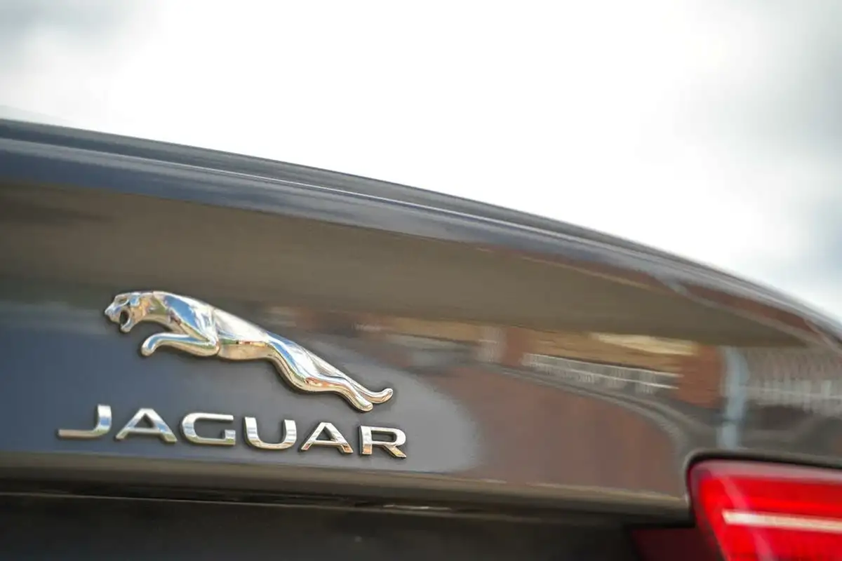2017-jaguar-xe-20d-r-sport-163ps-ss-1999cc-big-14