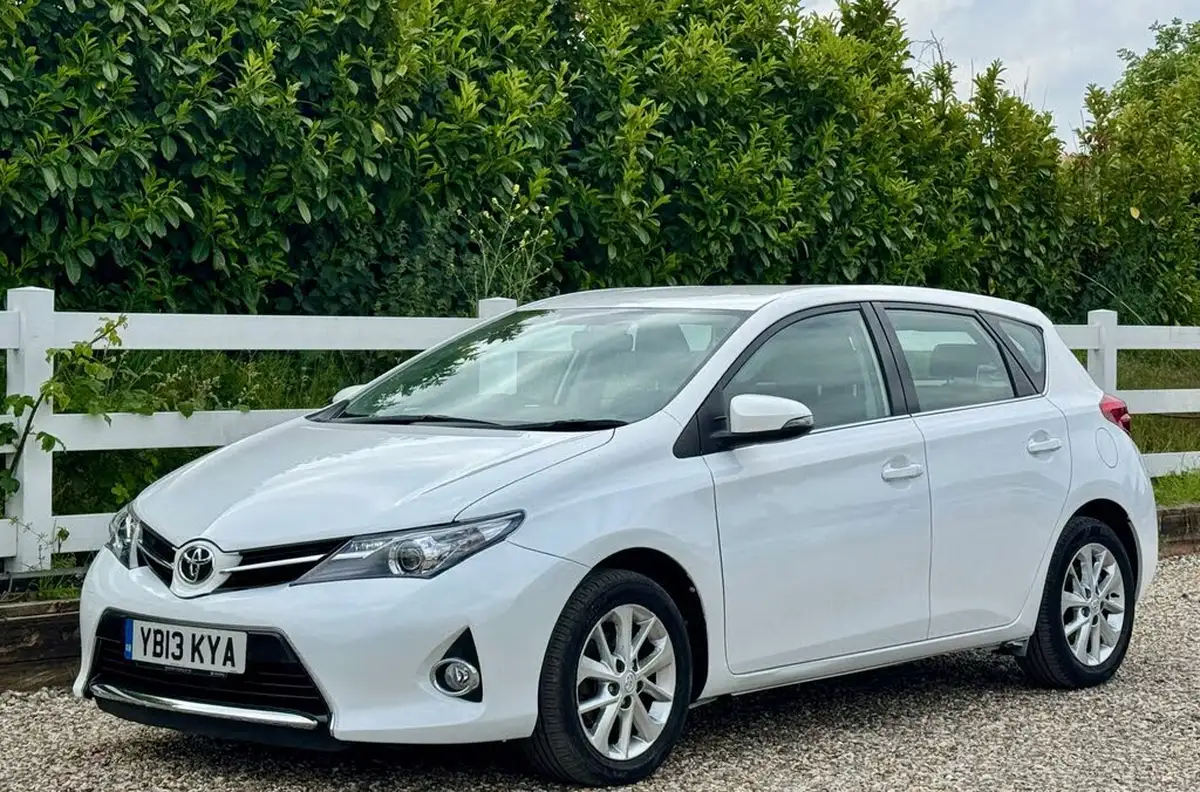 2013-toyota-auris-16-icon-hatchback-big-22