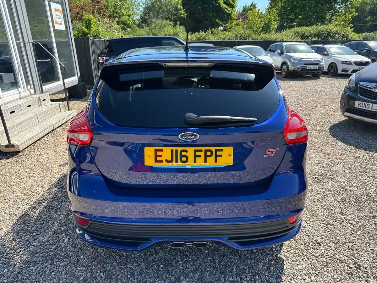 2016-ford-focus-20tdci-st2-hatchback-big-3