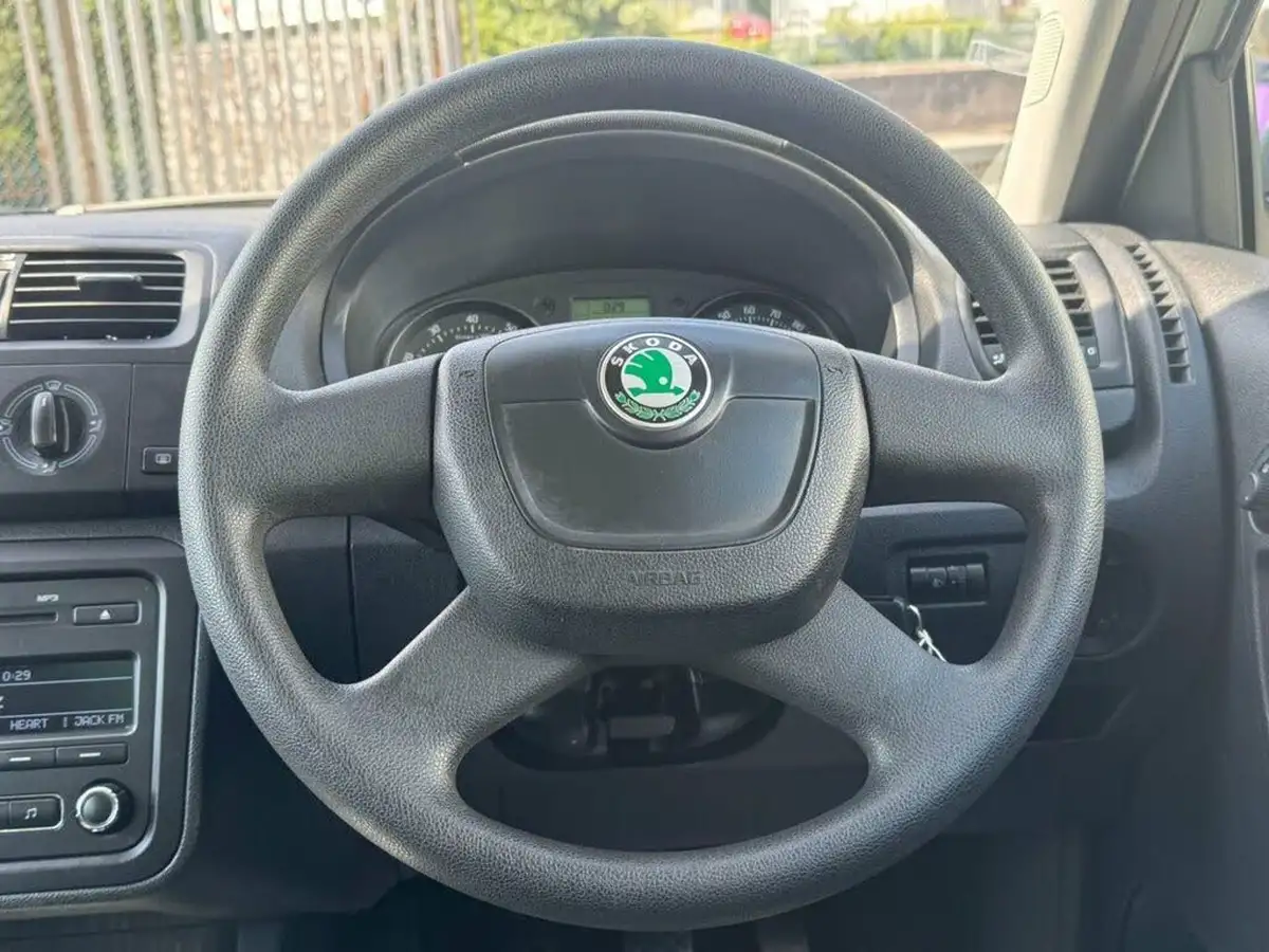 2011-skoda-fabia-12-se-plus-12v-70bhp-plus-hatchback-1198cc-big-23