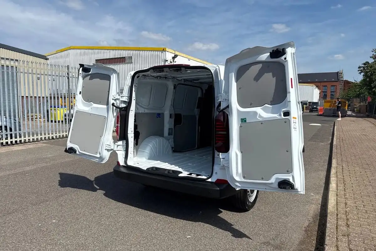 2025-volkswagen-transporter-20tdi-t30-commerce-plus-bmt-swb-150pseu6e-big-40