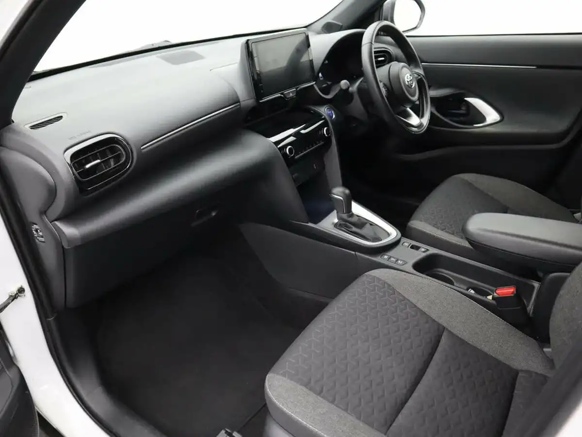 2022-toyota-yaris-15-vvt-i-design-panoramic-roof-big-12