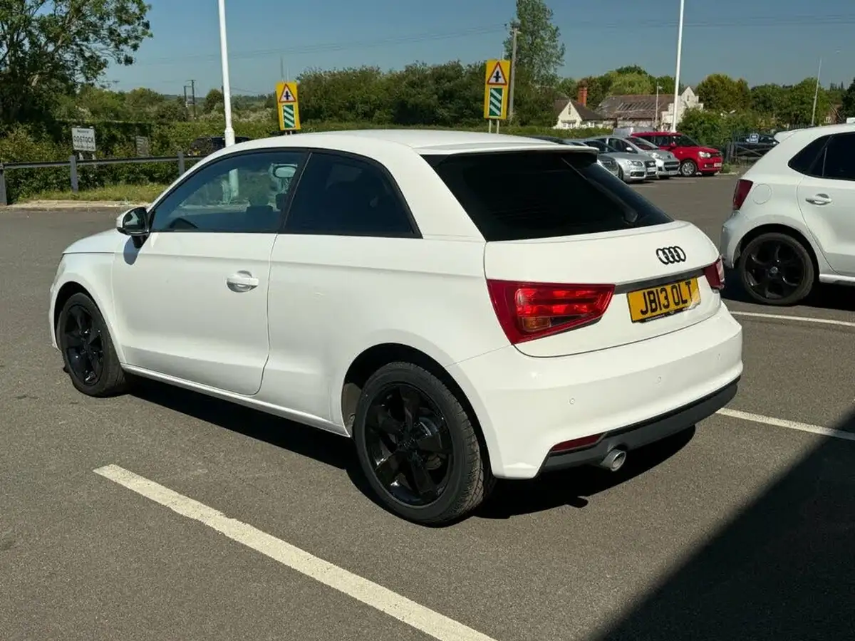 2015-audi-a1-16tdi-sport-hatchback-3d-big-5