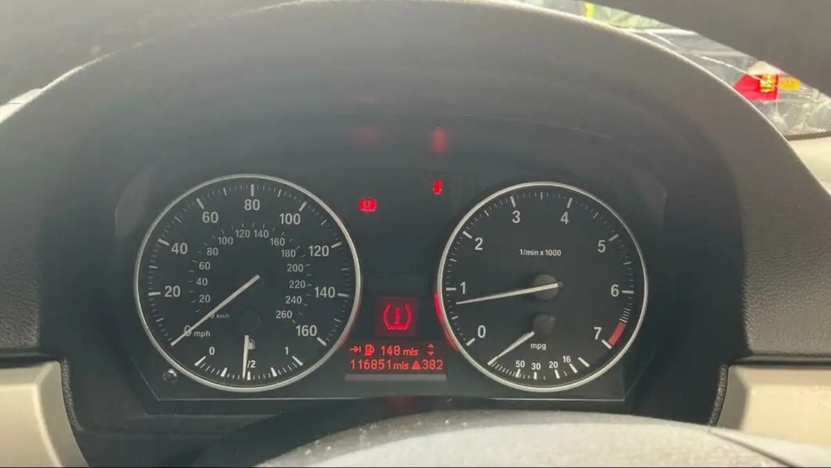 2010-bmw-3-series-20-318i-es-saloon-4d-big-9