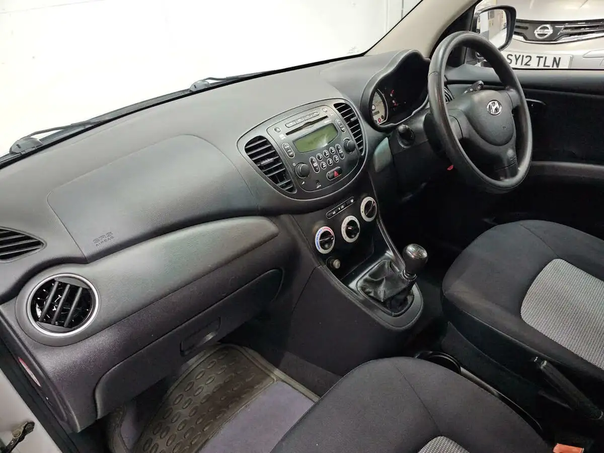 2010-hyundai-i10-12-classic-big-17
