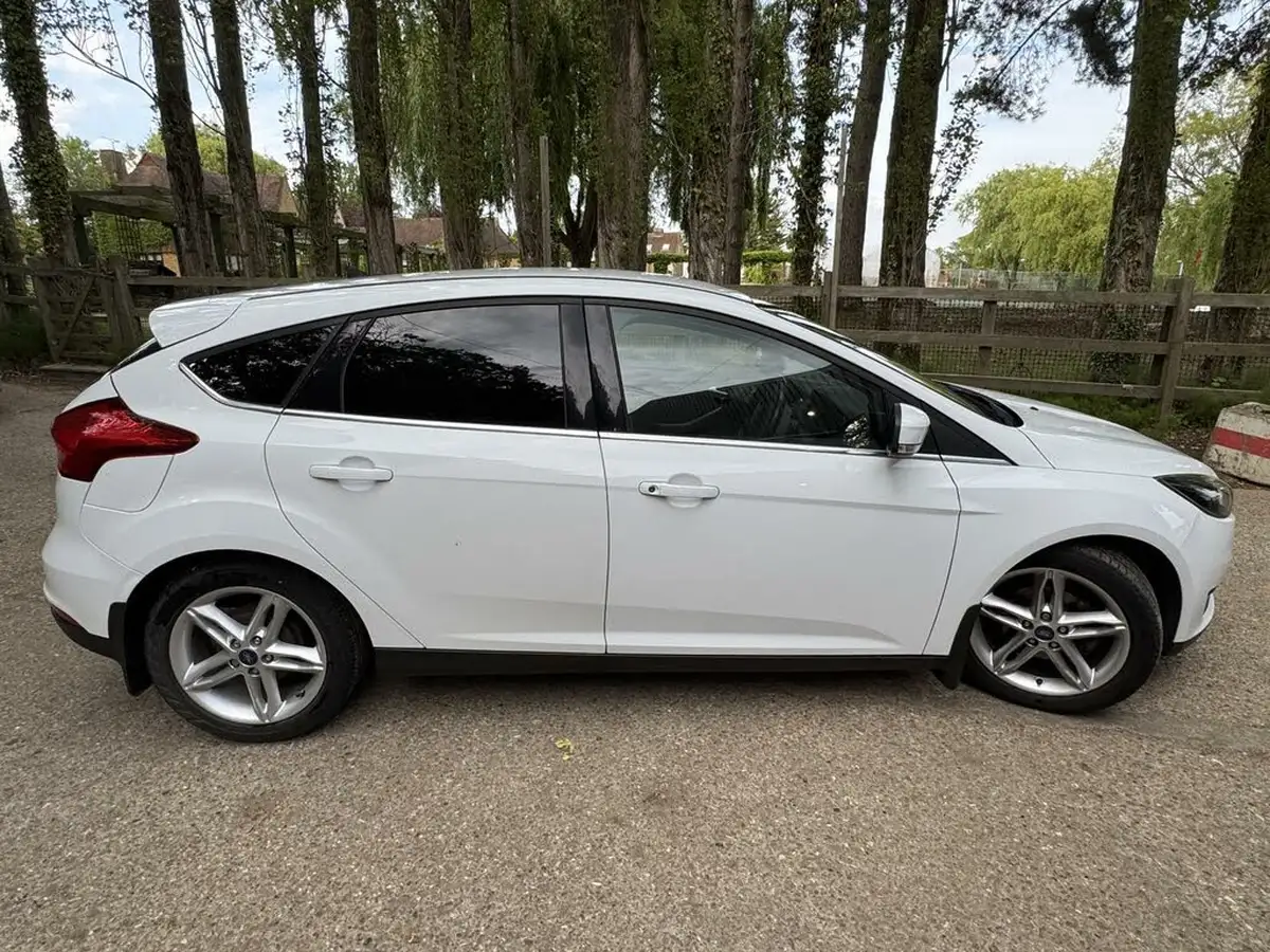 2015-ford-focus-10-zetec-t-125ps-hatchback-big-18