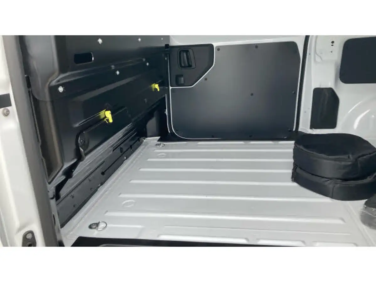 2023-toyota-proace-city-e-icon-l2-big-12