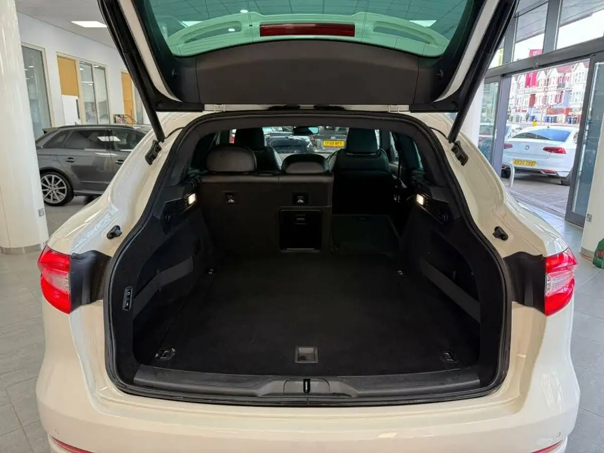 2017-maserati-levante-big-71