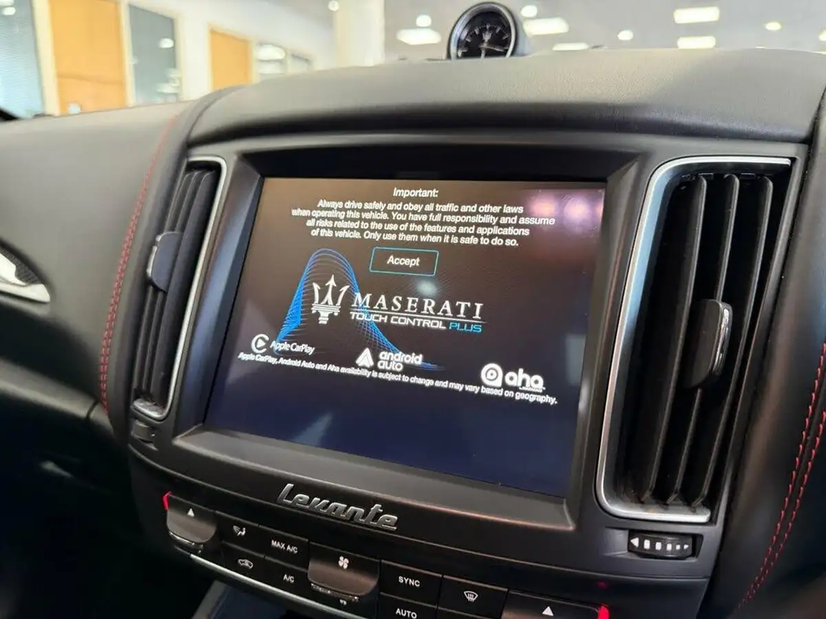 2017-maserati-levante-big-47