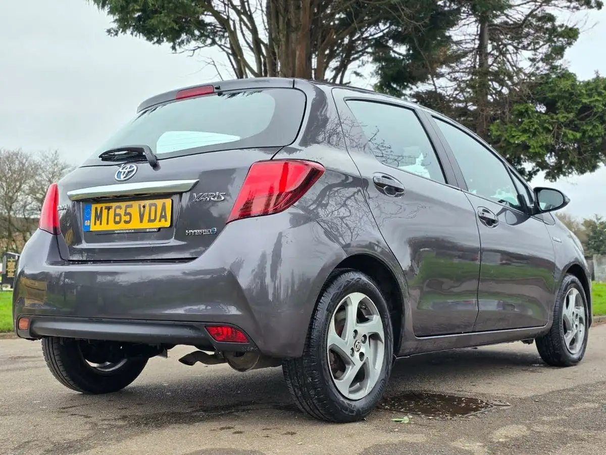 2015-toyota-yaris-15-vvt-i-icon-hybrid-big-17