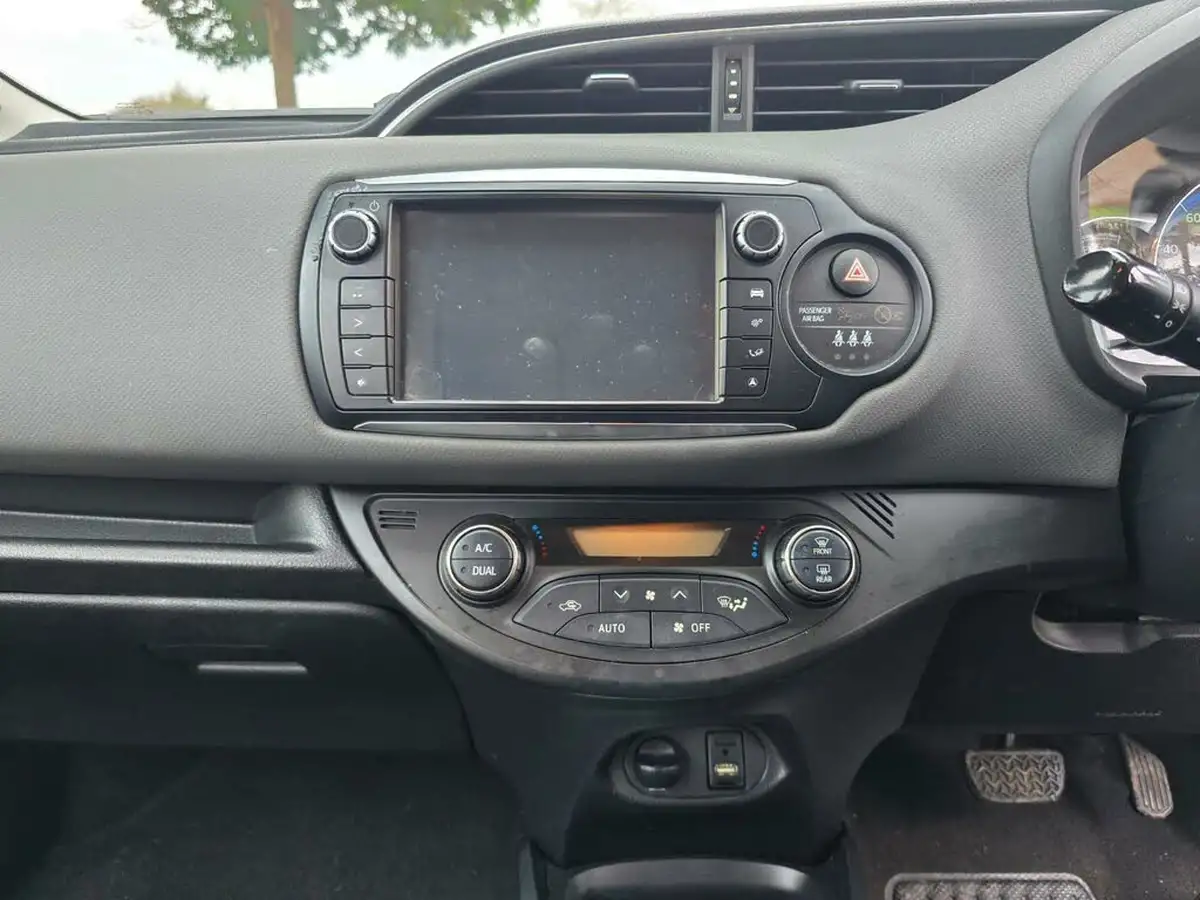 2015-toyota-yaris-15-vvt-i-icon-hybrid-big-41