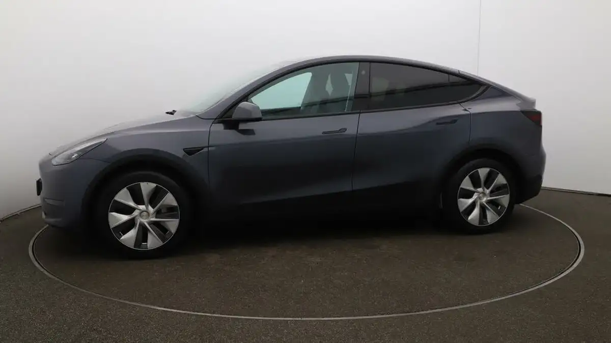 2022-tesla-model-y-e-long-range-big-63