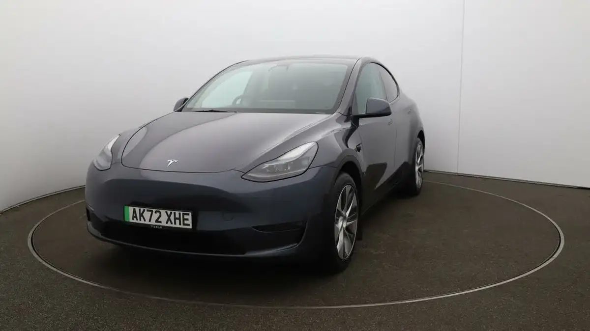 2022-tesla-model-y-e-long-range-big-35